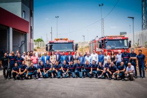 Los nuevos bomberos  con las autoridades autonómicas y provinciales.
