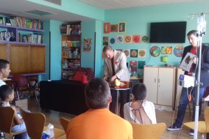 Menores durante una de las clases del Aula.