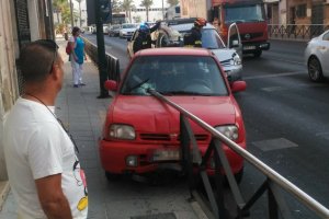 La barandilla quedó firme, convertida en una lanza a la altura de los viajeros.