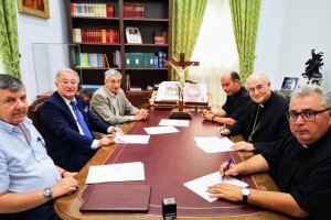 Momento de la firma del acuerdo entre la Autoridad Portuaria y el Obispado.