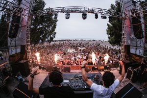 El festival se estrenó a lo grande en Villaricos con una multitudinaria fiesta de bienvenida