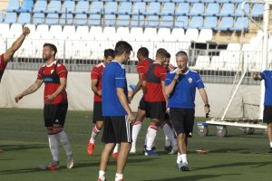 Buen rollo entre los futbolistas y cuerpo técnico este viernes.