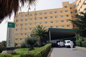 Profesionales sanitarios entran en el Hospital Torrecárdenas.