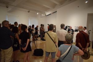 Antonio Jesús García,  interviniendo en la inauguración de ‘A compás’.