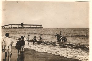 Las almadrabillas, junto al Cable Francés, en una foto de los años 20, donde se iban a ubicar los Baños Neptuno.