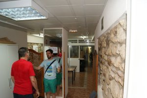 Juanfra Escamez y José Pulido en la visita a los refugios, ahora salones parroquiales