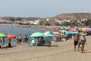 Imagen de la costa de Carboneras con un gran número de bañistas cedida ‘Muévete por Carboneras’.