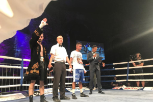 El boxeador roquetero levanta el brazo como ganador.