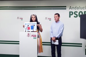 Noemí Cruz Martínez, parlamentaria andaluza y Juan Carlos Pérez Navas, senador, durante la intervención de hoy lunes