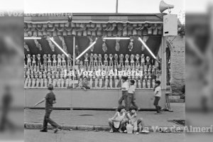 Unas niñas con el botijo del agua frente a la tómbola que estaba situada en el Parque, a la altura de las antiguas pérgolas.