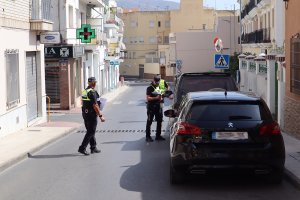 Policías realizan un control de alcoholemia