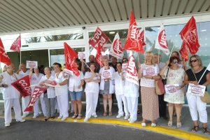 Sindicatos y empleados en la concentración a las puertas de Torrecárdenas