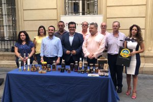 Carlos Sánchez, Antonio Jesús Rodríguez y Diego Cruz junto a los empresarios de Sabores Almería.