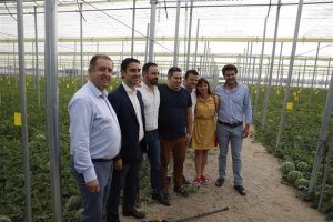 Santiago Abascal, en un invernadero durante la campaña electoral.