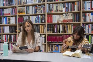 Irene Barrionuevo y la cantautora Ali González (Foto: Francisco Bonilla).