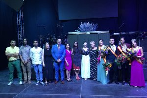 El alcalde, José Díaz, junto a los concejales de su equipo de Gobierno, la pregonera, la Reina de las Fiestas y el Majo.