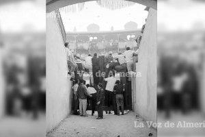 Un grupo de aficionados de los que esperaban a que abrieran las puertas para el último toro, buscando un hueco para ver la corrida del Cordobés.