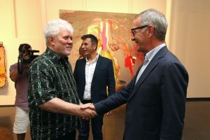Pedro Almodóvar saluda a José Guirao ante el exdirector del CAF Rafael Doctor.