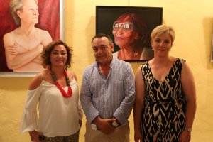 Emilia Resina con el alcalde de Lúcar y la concejala de Cultura.