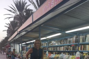 Andrea Golden en el puesto de libros del Zapillo