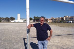 Pedro posa en uno de esos campos de tierra.