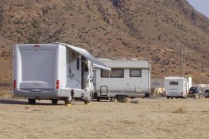 Caravanas aparcadas en una zona de Cabo de Gata.