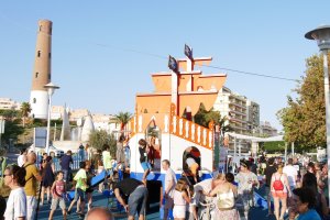 Vecinos disfrutan del del remodelado Parque Picasso.