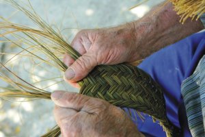 Tejer esparto es algo que ya casi solo saben hacer los mayores.
