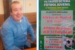 Juan Antonio Oncala y el cartel del evento.