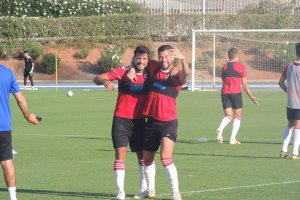 Romera y Gianni Rodríguez, bromean.