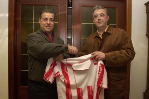 José Meca y Guillermo Blanes sostienen la rojiblanca.