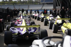 Vehículos de la W Series, en la parrilla de salida.