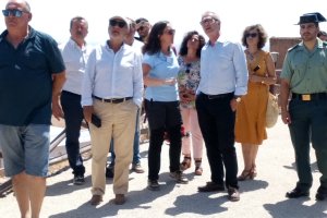 El ministro recibe explicaciones a las puertas de la mina de la geoda de Pulpí.