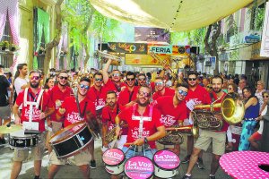 La música inunda cada rincón del centro gracias a la charanga de la Voz