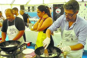 La concentración es clave durante la preparación de los platos en el Concurso Gastronómico