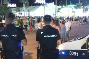 Dos agentes del Cuerpo Nacional de Policía en el recinto ferial.