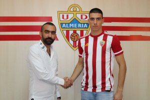 Mohamed El Assy y el nuevo portero.