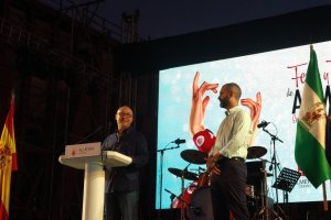 Diego García, pregonero de la Feria 2019, junto al alcalde, Ramón Fernández-Pacheco.