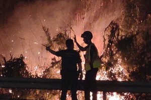 Imagen del fuego decretado en la madrugada del domingo en Rágol.