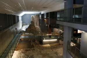 Yacimientos arqueológicos del interior del museo.