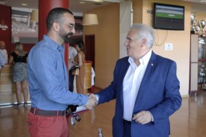 Alfonso García saludando a Mohamed El Assy.