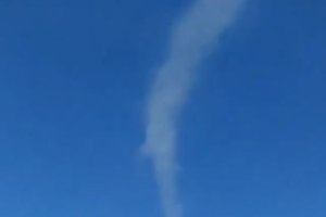 Captura del vídeo que muestra una tolvanera en la carretera de Tabernas.