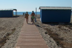 Pasarelas adaptadas en una playa de Vera.