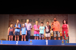 Uno de los podios en la gran fiesta pulpileña.