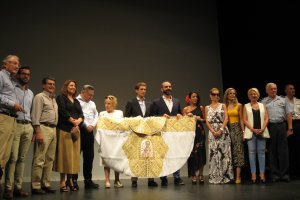 El galardonado con el Alcalde así como los consejeros y parlamentarios andaluces de Almería.