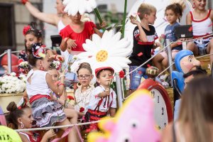 Los más pequeños tiraron 20.000 claveles rojos y blancos durante todo el recorrido de la Batalla de Flores.
