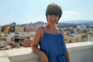 Ana Pérez, en una terraza de Almería con la Alcazaba al fondo.