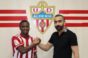 El nuevo jugador junto a Mohamed El Assy.