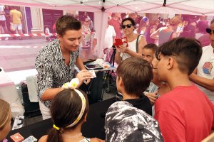 Un mago mostrando sus mejores trucos a los pequeños.