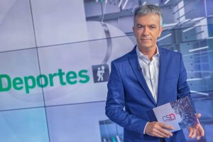 Ángel Acién en los estudios de Canal Sur, donde trabaja desde 1996